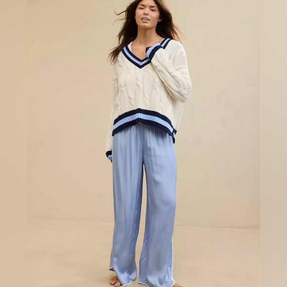 aerie Sweaters - Aerie cropped cable knit v-neck sweater womens L